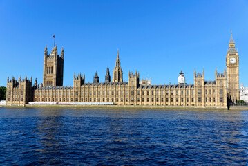 Palace of Westminster oder Houses of Parliament, mit dem Victoria Tower, an der Themse im...