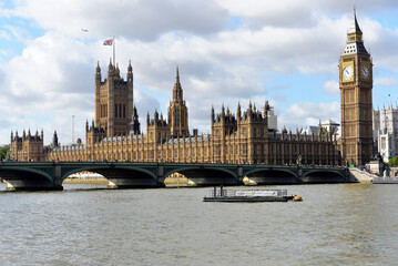 Palace of Westminster oder Houses of Parliament, mit dem Victoria Tower, an der Themse im...