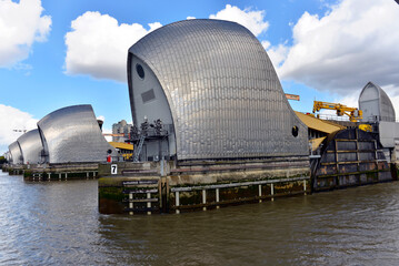 Tore der Thames Barrier in geöffneter Normalstellung, Flutschutzwehr, Themse, London, Region...