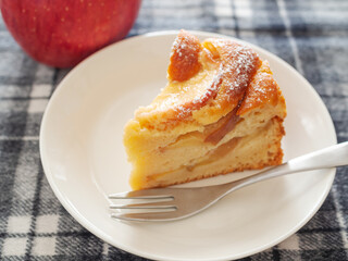 アップルヨーグルトケーキと新鮮な林檎