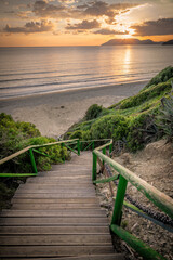 Treppe zum Strand bei Sonnenuntergang