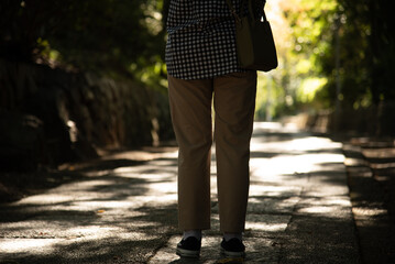 石畳の上に立つ女性の下半身