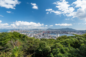 Fototapeta premium 北九州市 高塔山公園からの洞海湾の眺め 若戸大橋