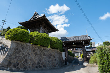 秋の青空と北九州市若松区の安養寺山門