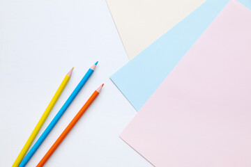 3色の色鉛筆と画用紙