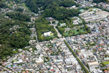 鶴岡八幡宮と鎌倉の街並みを空撮
