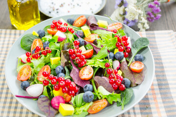 Fresh salad with fruits of the forest and very healthy - 542153276