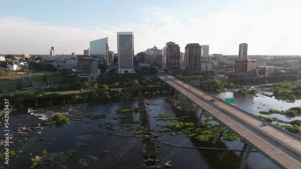 Wall mural Beautiful aerial view of James River and downtown Richmond in Vancouver