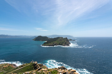 Fototapeta na wymiar La isla de San Martiño vista desde la isla de O Faro, en el archipielago de Cíes, en Vigo (Galicia, España)