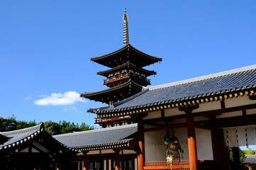 Fototapeta premium 奈良，薬師寺，寺， 日本の建築物，木造，空, 伝統, 日本の文化，白雲, 建築, アジア, 仏塔, 古代の, 旅行, 日本, 伝統の, 歴史