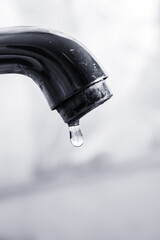 Gotas de agua cayendo de un grifo