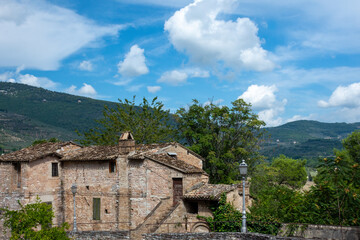 Fototapeta na wymiar Umbria - antiche e bellissime dimore in pietra da ristrutturare