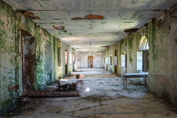 Room in boarding school decayed - obrazy, fototapety, plakaty