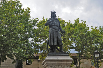 Fototapeta na wymiar La statua di Re San Luigi ad Aigues-Mortes – la Città Fortezza della Camargue. Francia