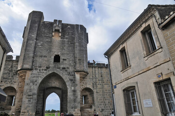 Fototapeta na wymiar Le porte della città di Aigues-Mortes – la Città Fortezza della Camargue. Francia