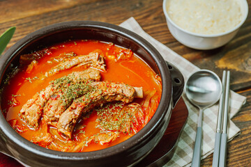 deunggalbi kimchi jjigae, Korean back rib and kimchi stew
