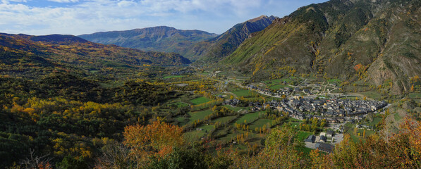 Panorama del Valle de Benasque en el Pirineo Aragonés, con Benasque el primer término
