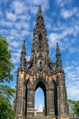 Prachtig uitzicht op het Scott Monument, Edinburgh, Schotland, verticaal, lage hoek