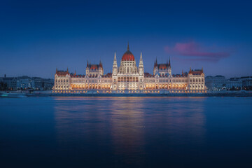 Obraz na płótnie Canvas Hungarian Parliament and Danube River at night - Budapest, Hungary