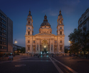 Obraz na płótnie Canvas St. Stephen's Basilica at night - Budapest, Hungary