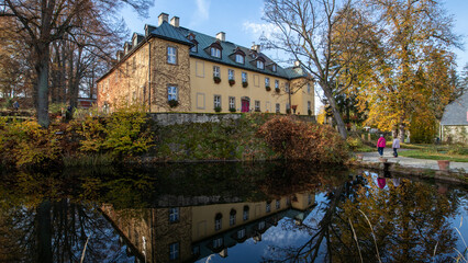 Pałac Staniszów w jesiennej szacie. Dolina Pałacy kotlina Jeleniogówrska Polska © Jarekfoto
