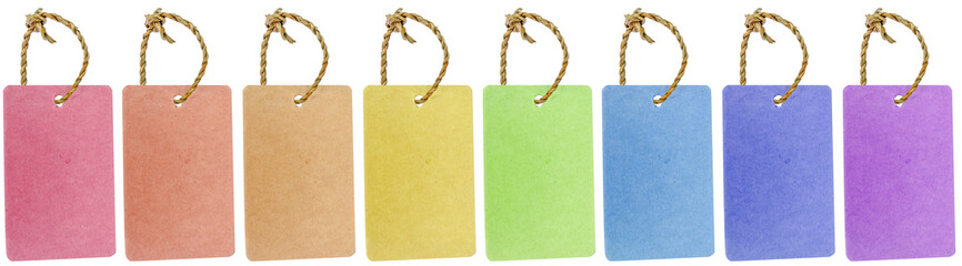 étiquettes cartonnées couleurs arc-en-ciel avec ficelles , fond blanc 