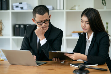 Lawyers and team members discuss the client and find a solution to the problem.