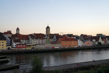 Obraz premium Blick über die Donau zur Altstadt von Regensburg