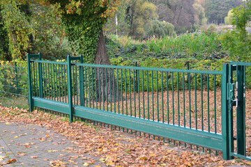 Zauntor aus Eisen vor dem Grundstück