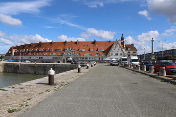 Fototapeta premium Immeuble typique, vue de l'extérieur, ville de Calais, département Nord Pas de Calais, France
