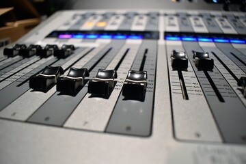 音楽ホールの音響ミキサーPA