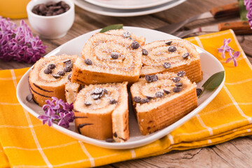 Swiss roll cake con chocolate chips.