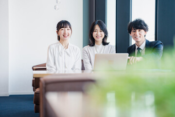 オフィスで働くビジネスパーソン