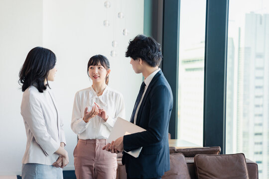 オフィスで働くビジネスパーソン