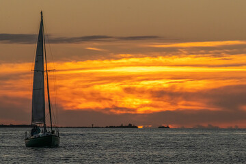 Obraz na płótnie Canvas sailboat at sunset