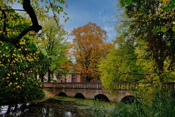 Obraz premium Herbst im Stadtpark mit vielen bunten Farbe