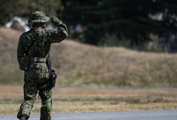 敬礼する自衛官（Saluting Japanese soldier）