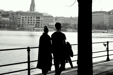 Couple walking on waterfront - obrazy, fototapety, plakaty