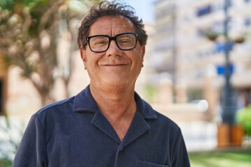 Obraz premium Middle age man smiling confident standing at park