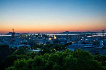 Naklejka premium 香川 丸亀城から眺めた夕暮れの街並み