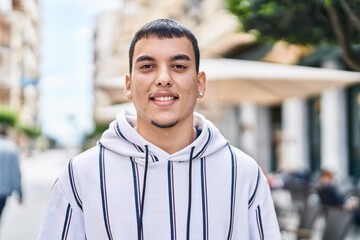 Obraz premium Young man smiling confident standing at street