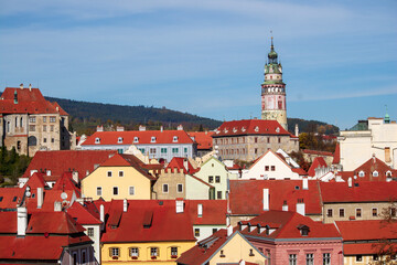 Fototapeta premium Picturesque autumn cityscape of Cesky Krumlov overlooking its historic centre and ancient Castle on bank of Vltava river, Czech Republic