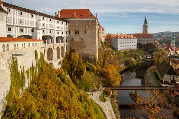 Obraz premium Picturesque autumn cityscape of Cesky Krumlov overlooking its historic centre and ancient Castle on bank of Vltava river, Czech Republic