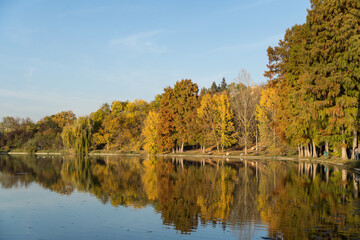 Fototapeta na wymiar autumn in the park, Tineretului Park, Bucharest City, Romania 