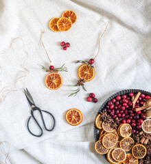 Natürliche Dekoration für Weihnachten mit getrockneten Orangenscheiben, Zimt, Cranberry, Anis und Eukalyptus, Weihnachtsdeko im Scandi-Look minimalistisch gestaltet
