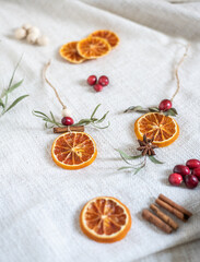 Natürliche Dekoration für Weihnachten mit getrockneten Orangenscheiben, Zimt, Cranberry, Anis und...