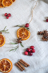 Natürliche Dekoration für Weihnachten mit getrockneten Orangenscheiben, Zimt, Cranberry, Anis und Eukalyptus, Weihnachtsdeko im Scandi-Look minimalistisch gestaltet
