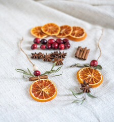 Natürliche Dekoration für Weihnachten mit getrockneten Orangenscheiben, Zimt, Cranberry, Anis und Eukalyptus, Weihnachtsdeko im Scandi-Look minimalistisch gestaltet
