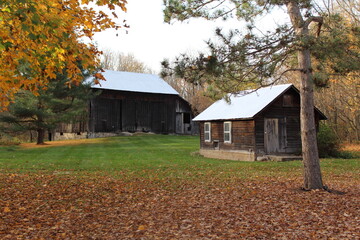 Fototapeta na wymiar Old Barn In Fall