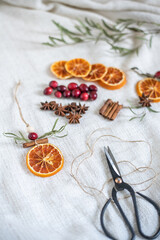 Natürliche Dekoration für Weihnachten mit getrockneten Orangenscheiben, Zimt, Cranberry, Anis und Eukalyptus, Weihnachtsdeko im Scandi-Look minimalistisch gestaltet
